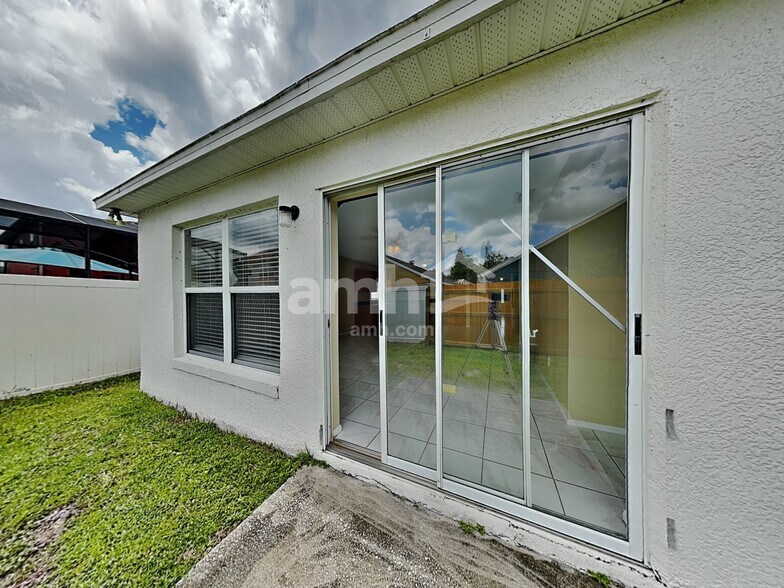 Building Photo - 3025 Holland Dr