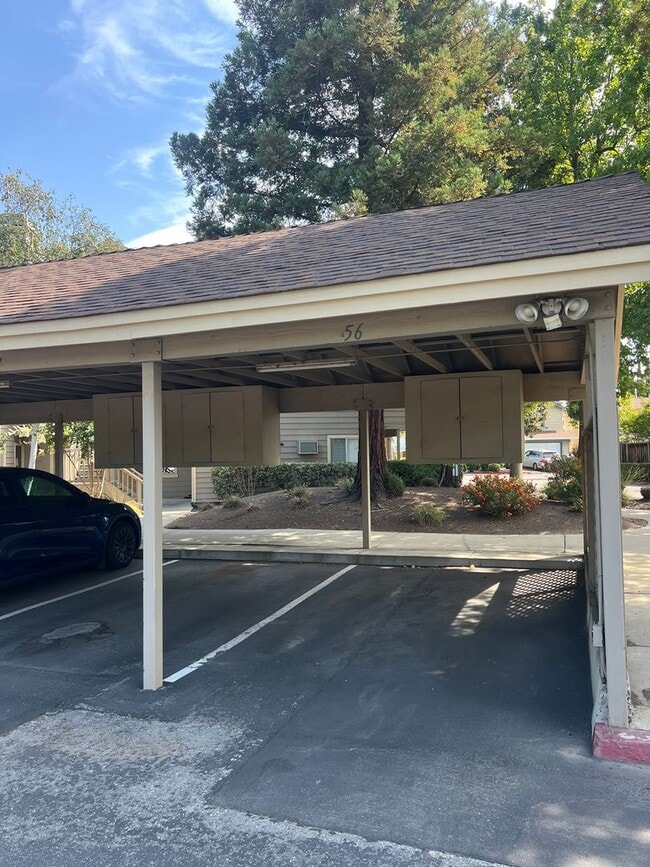 Building Photo - Extremely Well Maintained Upstairs 1/1 Condo Near Light Rail Now Available!