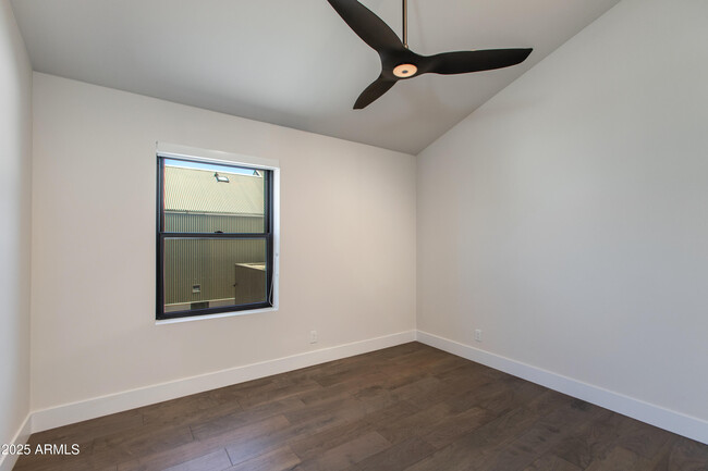 Building Photo - 1325 E Pomelo Grove Ln