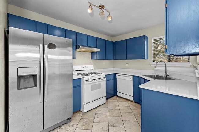 Building Photo - 2304 Klattenhoff Dr