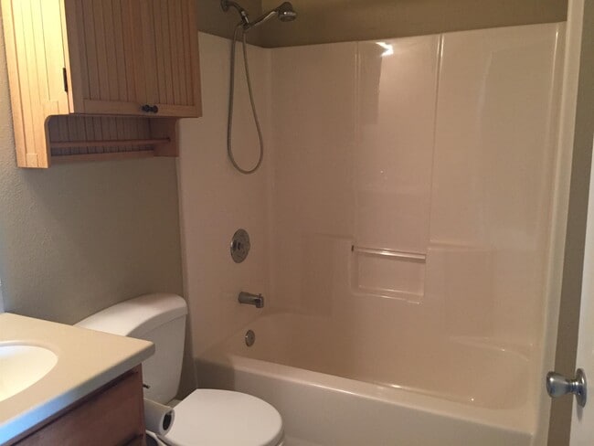 Building Photo - 441 Country Club Ln