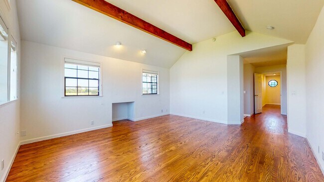 Building Photo - Beautiful 4 bedroom 3.5 bath Home with 2 c...