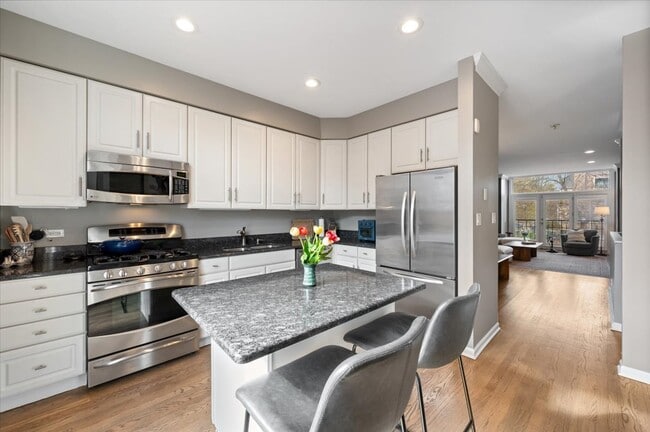 Building Photo - 1214 W School St