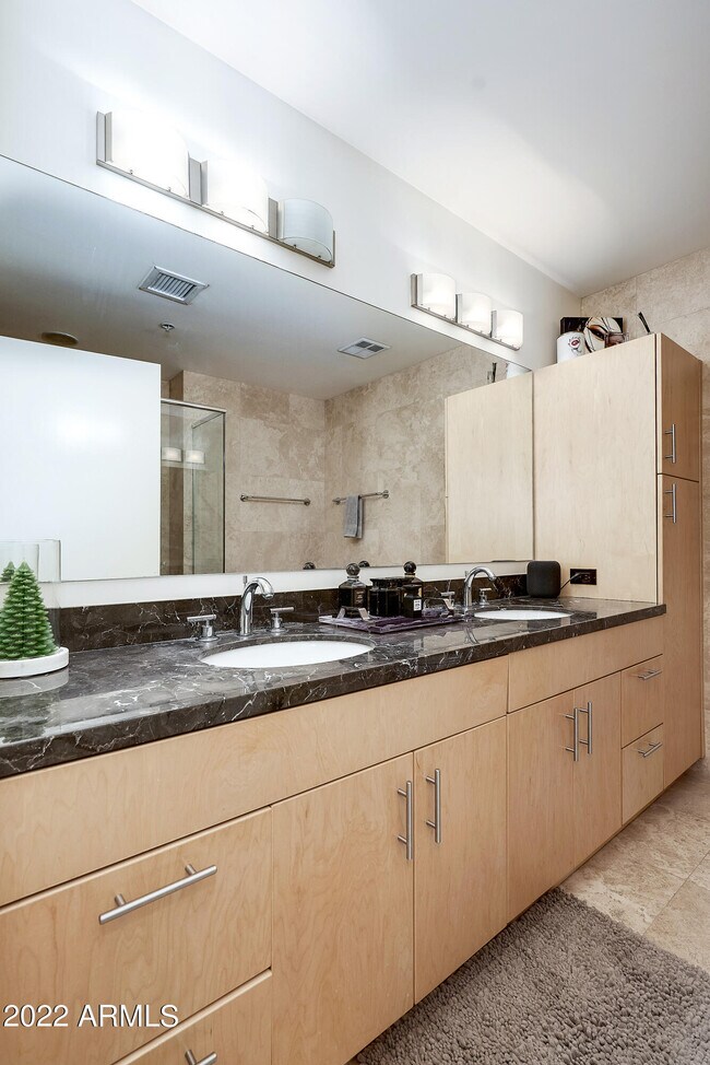 Building Photo - 7117 E Rancho Vista Dr