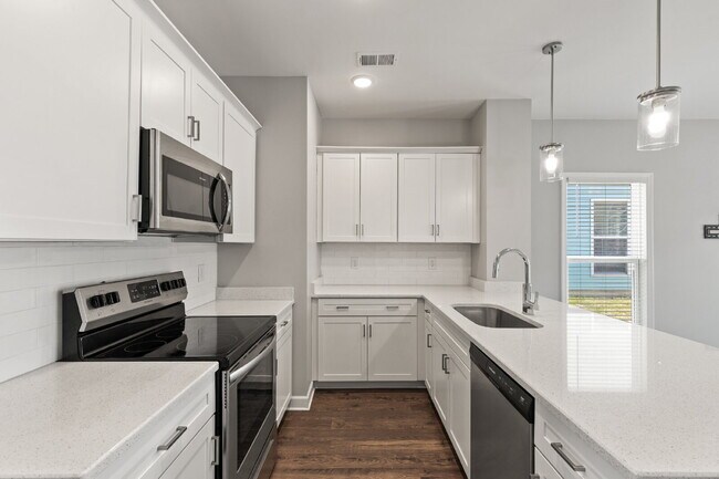 Building Photo - Luxury End-Unit Townhome Near 386 & Long Hollow Pike | Designer Finishes, Prime Location & Mainte...