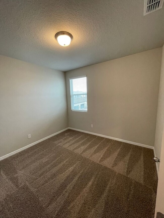Building Photo - Spacious 3 Bedroom, 2.5 Bath Townhome in L...