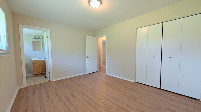 Building Photo - 3356 Clemens Dr
