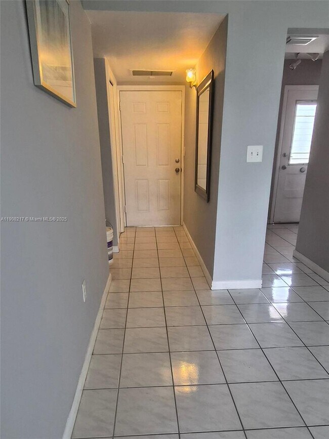 Building Photo - 2905 Point E Dr