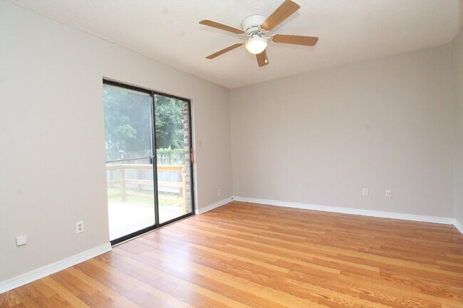 Building Photo - Spacious Bellview 2BR/1.5BA Duplex with Large New Front Deck, Fenced Backyard & Covered 2-Car Car...