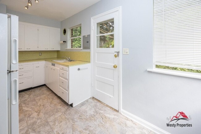 Building Photo - 1811 SE Salmon St