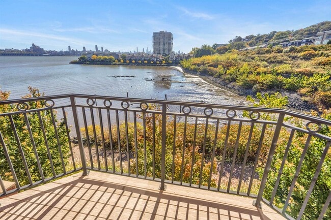 Building Photo - 17 Moorings Ln