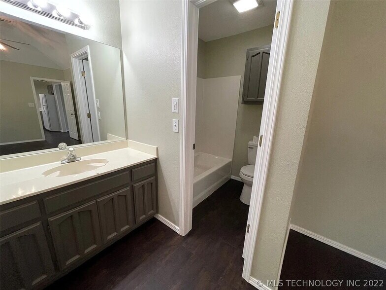 Building Photo - 200 E Laredo Pl