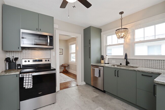 Building Photo - 215 E Cummings Ave