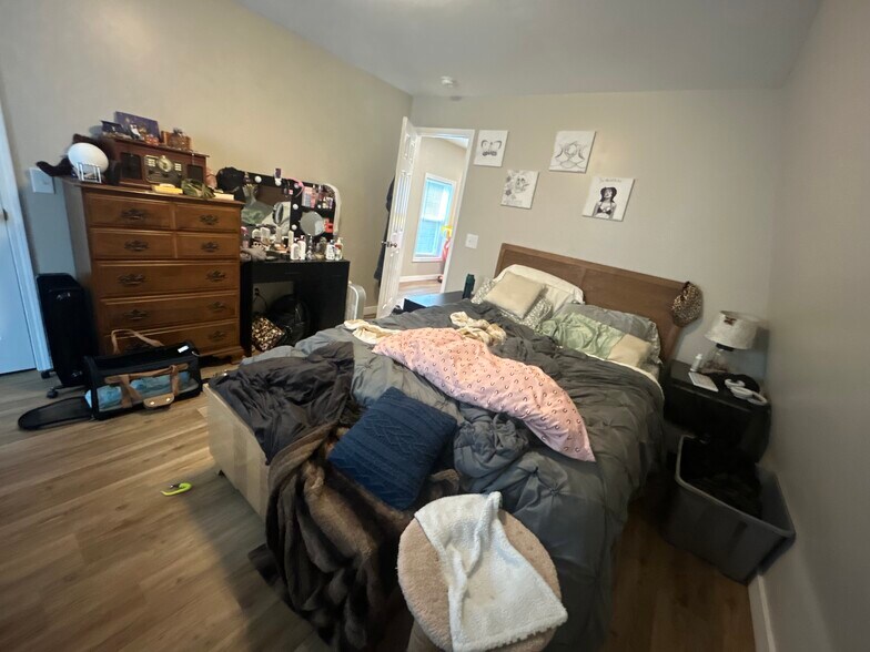 Building Photo - 1239 Plymouth Ave S