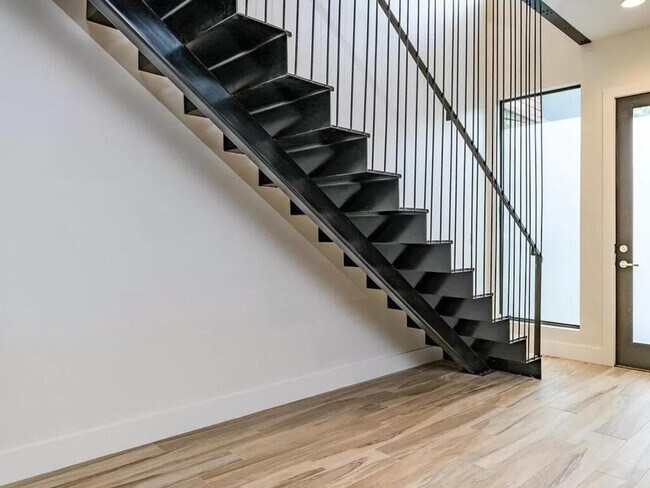 Building Photo - 1907 W 30th St