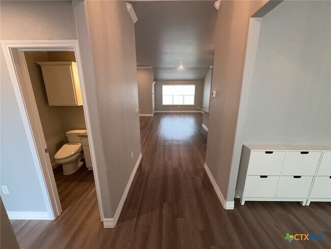 Building Photo - 907 Holliday Dr