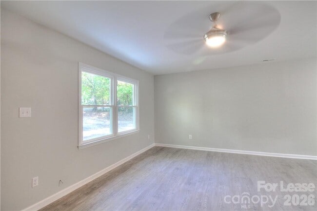 Building Photo - 1300 Sharon Dr