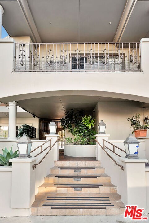 Building Photo - 851 N San Vicente Blvd