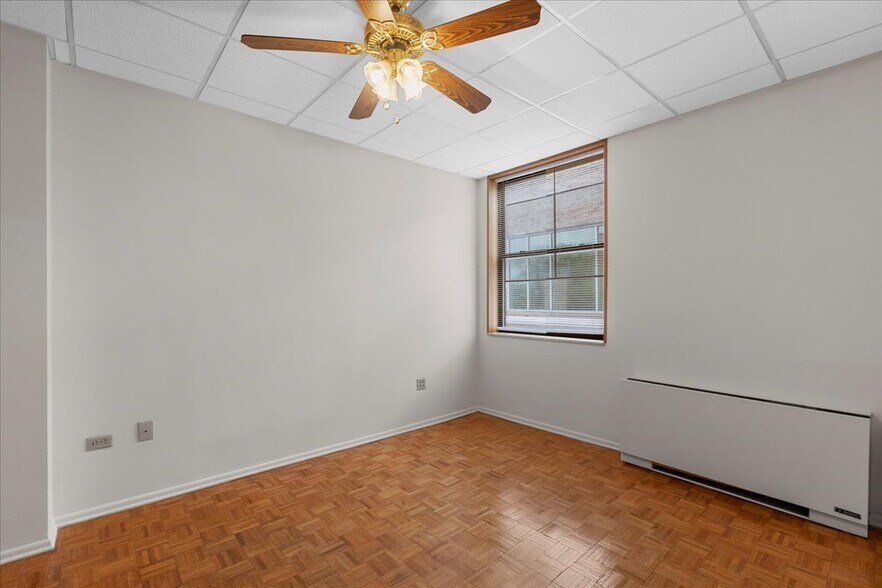 Building Photo - 620 W Belmont Ave