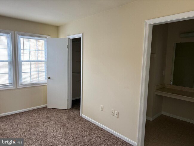 Building Photo - 9 Autumn Hill Way