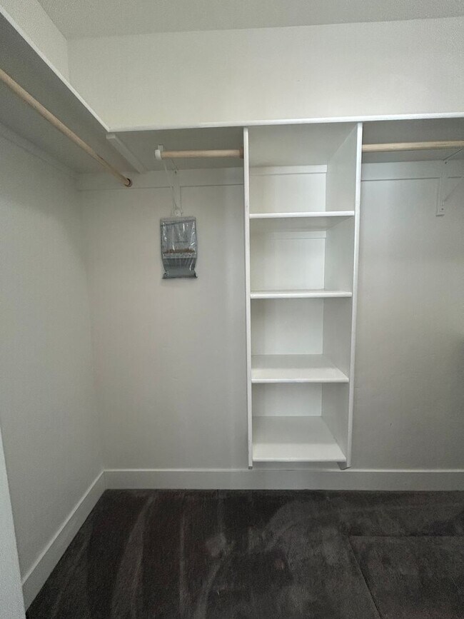 Building Photo - Luxury 3 Bedroom, 2 Bath Home with Granite Kitchen & Fenced Yard