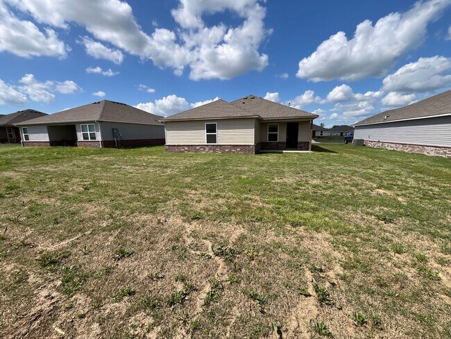 Building Photo - *NOW PRELEASING* Three Bedroom | Two Bath Home in Somerset