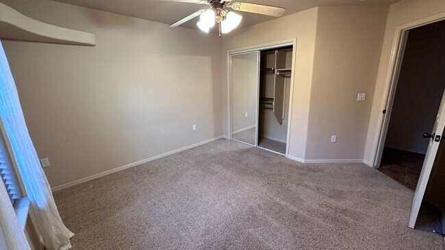 Building Photo - Beautiful 3 Bedroom 2 Bathroom with Low Ma...