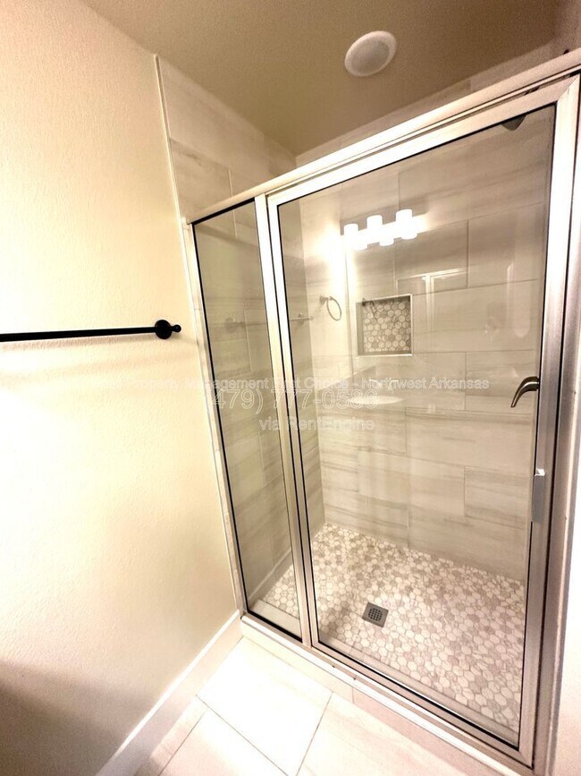 Building Photo - 3600 SW Brittany Rd