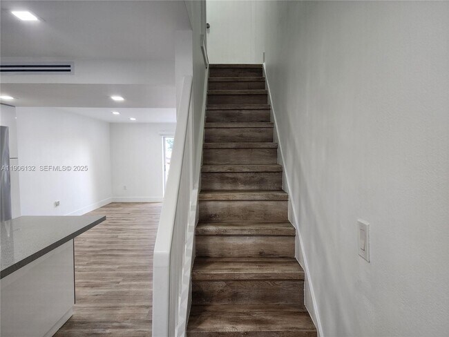 Building Photo - 2750 W 76th St