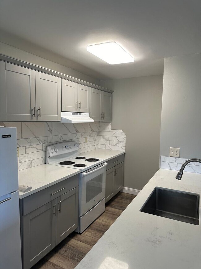 Building Photo - Townhome for Rent! Close to American River College!