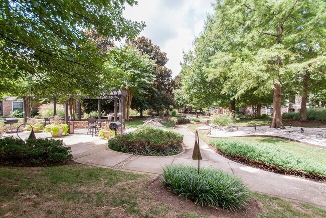 Building Photo - Green Hills/Belmont 2-Bed/2-Bath w/ Garage!