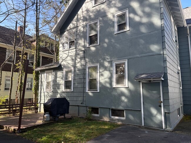 Building Photo - 20 Quaker Ln S