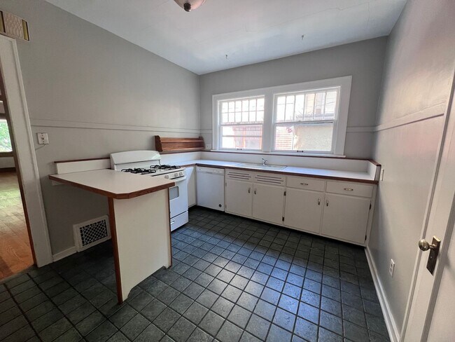 Building Photo - 00093 - Orchard Hill 256-258