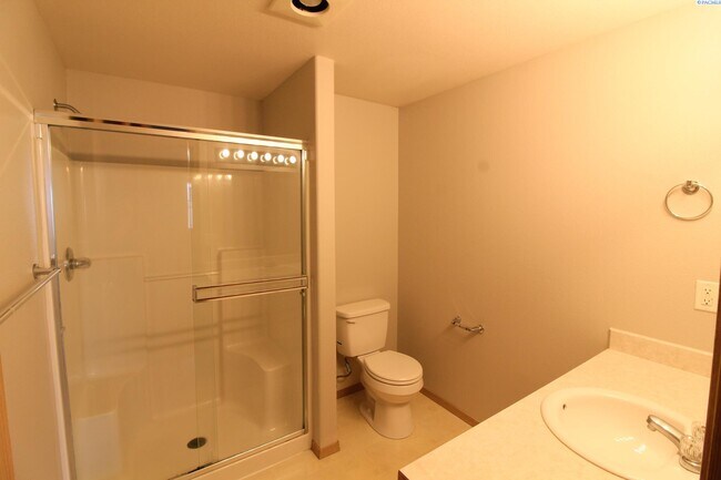 Building Photo - 3 Bed, 2 Bath Rambler in Pasco