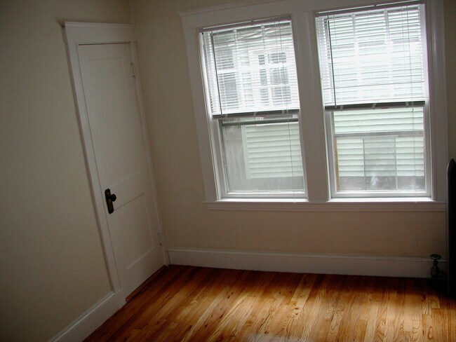 Bedroom - 13 Higgins St