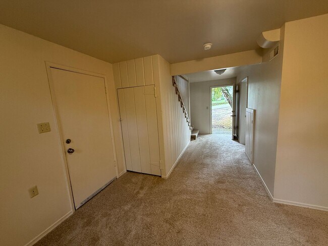 Building Photo - Lovely and Warm Home in Edmonds Available Now