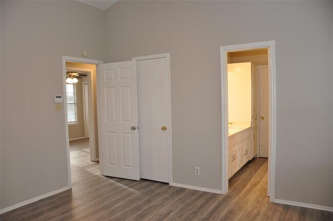 Building Photo - 800 Daffodil Dr