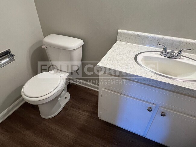 Building Photo - Lovely 2 Bedroom 1.5 Apartment