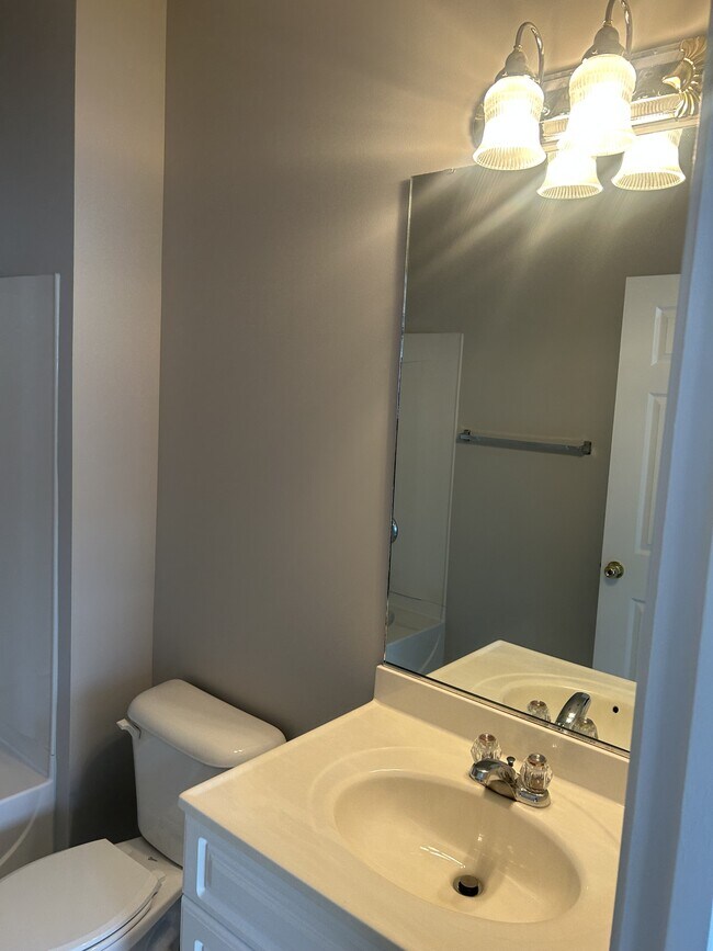 Building Photo - 805 Crumpet Ct