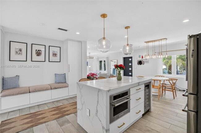 Building Photo - 837 Alberca St