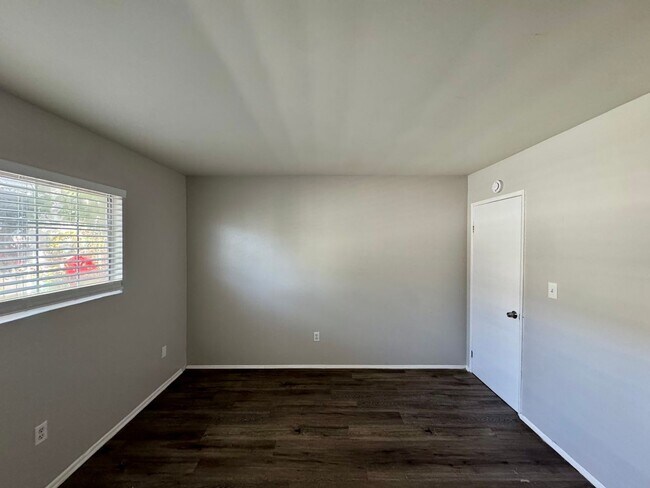 Building Photo - 17392 Queens Ln