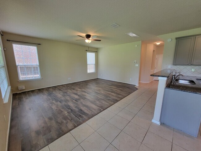 Building Photo - Charming 4 beds 2 baths in San Antonio!