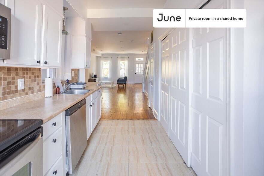 Building Photo - Private bedroom in 3 bed/2.5 bath Home
