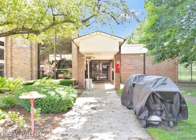 Building Photo - 18236 University Park Dr
