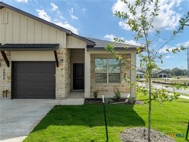 Building Photo - 3800 Hickory Dr