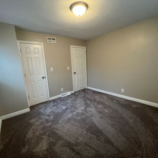 Building Photo - Coming soon! 3 bedroom, 1 1/2 bath, 2 car ...