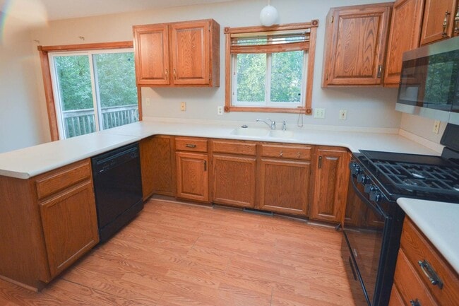 Building Photo - Great 4br home with large fenced yard in q...