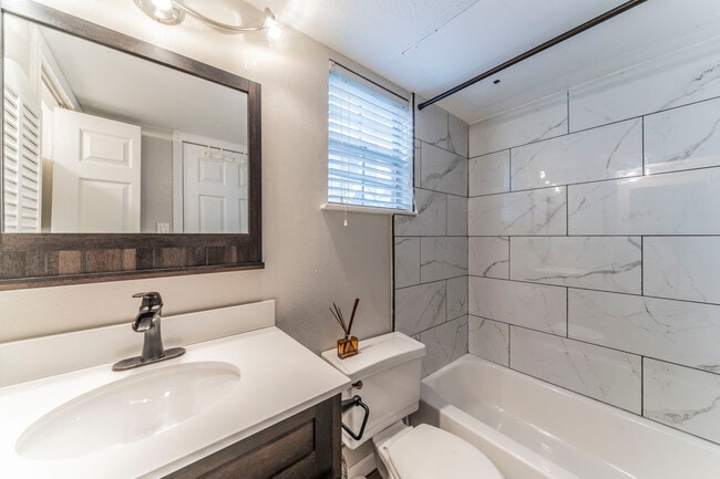 Building Photo - 3033 San Jacinto St