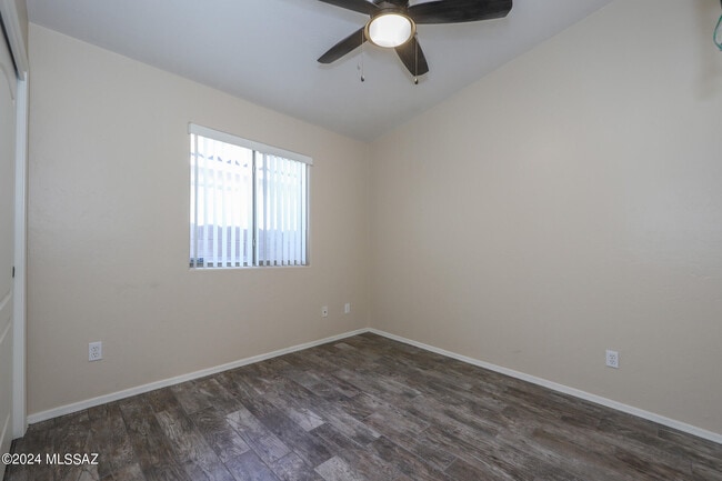 Building Photo - 10457 E Oakbrook St