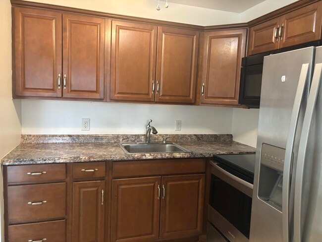 Building Photo - 106 Windsor E